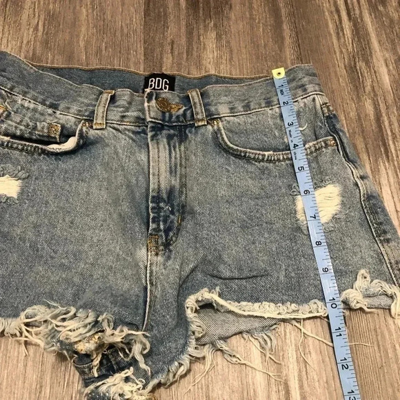 Urban Outfitters BDG Essential Mid-Rise Denim Shorts Women's‎ Size 28 - Picture 5 of 7